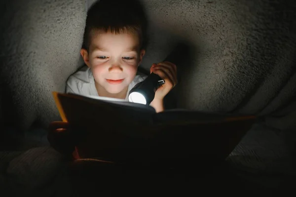 Lectura Libro Uso Linterna Niño Con Ropa Casual Acostado Cerca —  Fotos de Stock