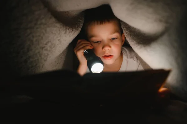 Niño Con Linterna Libro Lectura Bajo Manta Casa —  Fotos de Stock