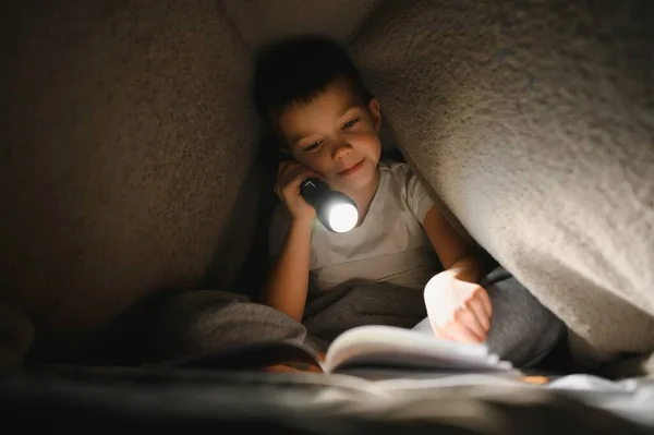 Barnbok Sängen Barn Läser Nätterna Liten Pojke Med Sagoböcker Sovrummet — Stockfoto