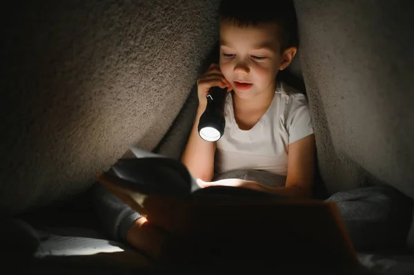 Retrato Lindo Niño Leyendo Cama Con Linterna Habitación Oscura Disfrutando —  Fotos de Stock