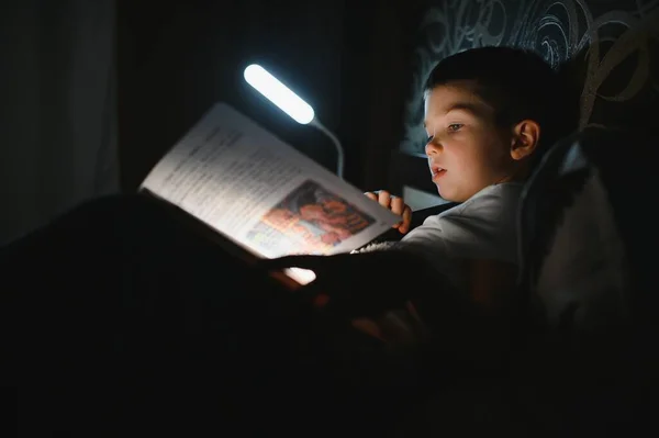 Libro Lectura Infantil Cama Los Niños Leen Por Noche Niño —  Fotos de Stock