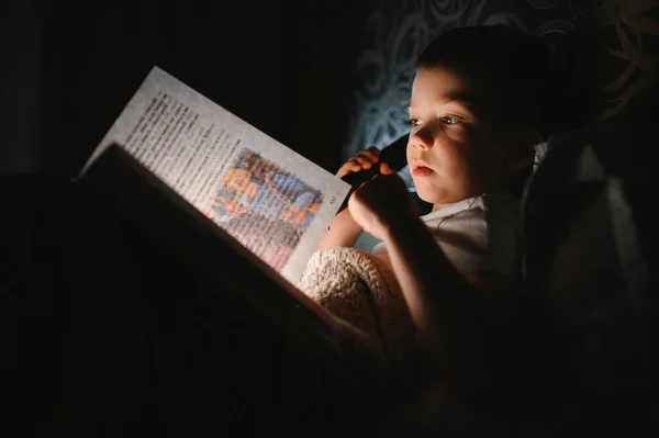 Barnbok Sängen Barn Läser Nätterna Liten Pojke Med Sagoböcker Sovrummet — Stockfoto