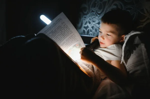 Βιβλίο Για Παιδιά Στο Κρεβάτι Παιδιά Διαβάζουν Νύχτα Μικρό Αγόρι — Φωτογραφία Αρχείου
