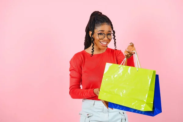 Молодая Черная Женщина Держит Сумки Покупок Розовой Заднице — стоковое фото
