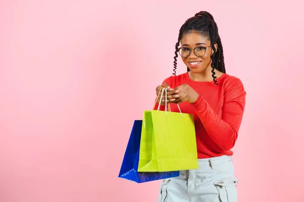 Försäljningskoncept Spännande Afro Flicka Som Håller Kinden Och Shoppingpåsar Tittar — Stockfoto