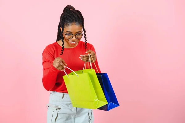 Stor Såld Spännande Afro Flicka Med Shoppingväskor Röra Solglasögon Tittar — Stockfoto