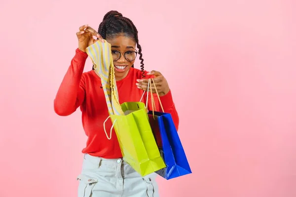 Μεγάλη Πώληση Ενθουσιασμένος Afro Κορίτσι Τσάντες Ψώνια Αγγίζοντας Γυαλιά Ηλίου — Φωτογραφία Αρχείου