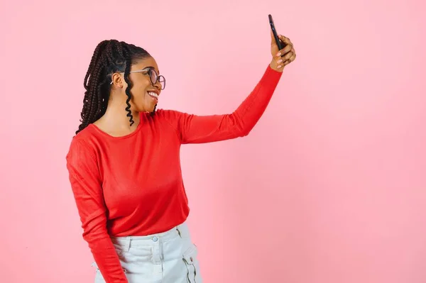 Glimlachend Jong Afrikaans Amerikaans Vrouw Meisje Sweater Poseren Geïsoleerd Pastel — Stockfoto