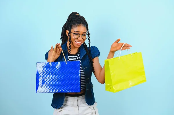 Glad African American Woman Holding Färgglada Shoppingkassar Leende Poserar Blå — Stockfoto