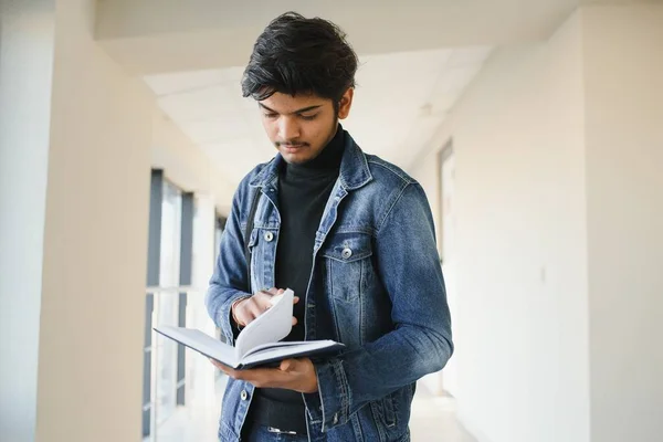 Estudante Masculino Indiano Feliz Universidade — Fotografia de Stock