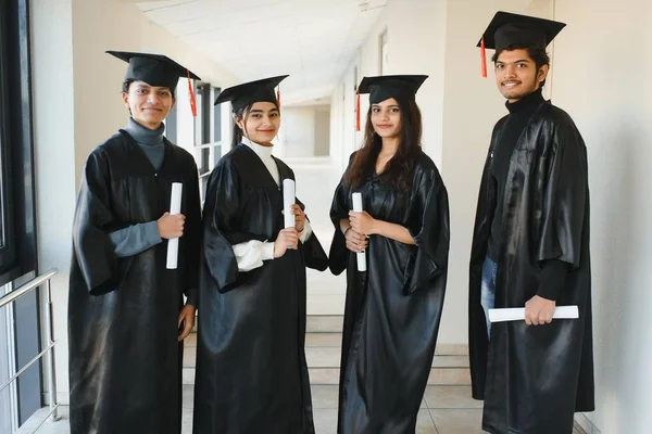 Koncept Vzdělávání Promoce Lidí Skupina Spokojených Mezinárodních Studentů Skupina Indických — Stock fotografie