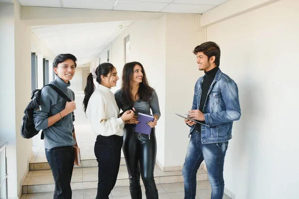 Jovens Asiáticos Estudantes Universitários Indianos — Fotografia de Stock