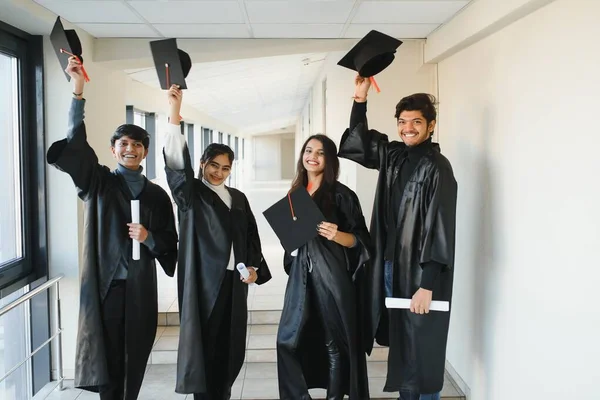 毕业和人的概念 快乐的国际学生群体 — 图库照片