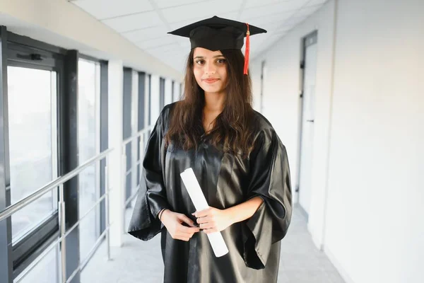 穿着毕业礼服 头戴毕业证书的快乐的印度大学生 — 图库照片