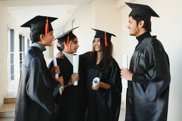 毕业和人的概念 一群快乐的印第安学生 — 图库照片