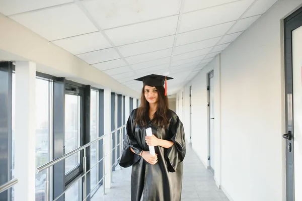 Happy Indian University Student Maturitní Šaty Čepice Držící Diplom Certifikát — Stock fotografie