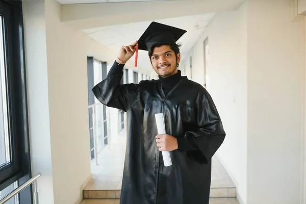 Emocionální Indický Absolvent Oboru Maturitní Záře Diplom — Stock fotografie