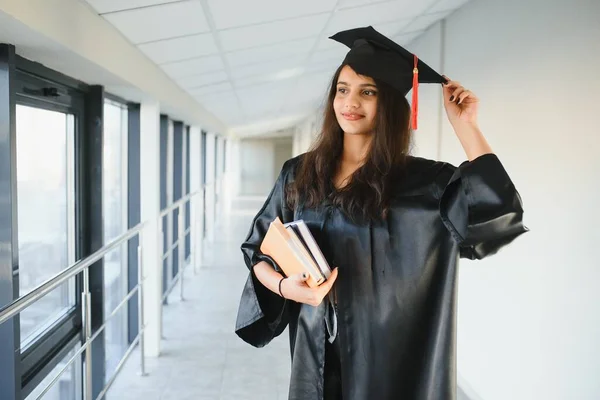 Estudiante Universitario Indio Feliz Vestido Graduación Certificado Diploma Posesión Gorra — Foto de Stock
