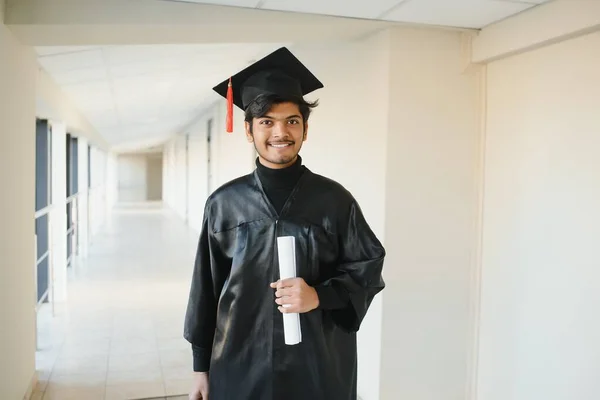 Porträt Einer Erfolgreichen Indischen Studentin Abschlussdress — Stockfoto
