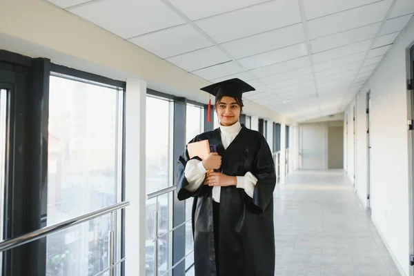 Szczęśliwy Indyjski Student Uniwersytetu Sukni Dyplomowej Certyfikat Posiadania Czapki Dyplomu — Zdjęcie stockowe