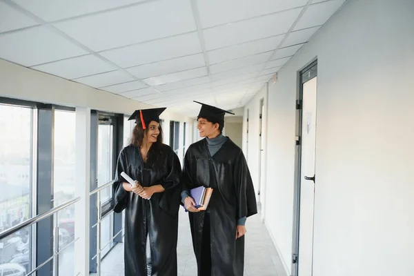 毕业和人的概念 快乐的国际学生群体 — 图库照片
