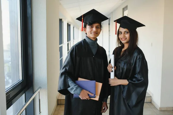 Koncept Vzdělávání Promoce Lidí Skupina Šťastných Indických Studentů — Stock fotografie