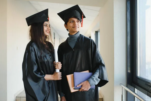 Εκπαίδευση Αποφοίτηση Και Άνθρωποι Έννοια Ομάδα Ευτυχείς Ινδούς Φοιτητές — Φωτογραφία Αρχείου