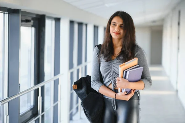 Hermosa Estudiante Universitaria India Concepto Educación Superior — Foto de Stock