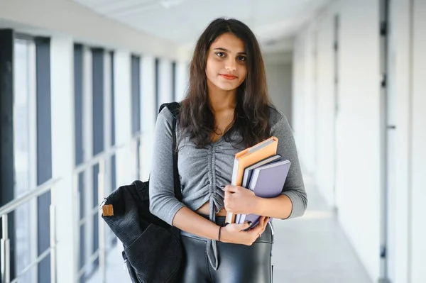 Красивая Студентка Индийского Университета Концепция Высшего Образования — стоковое фото