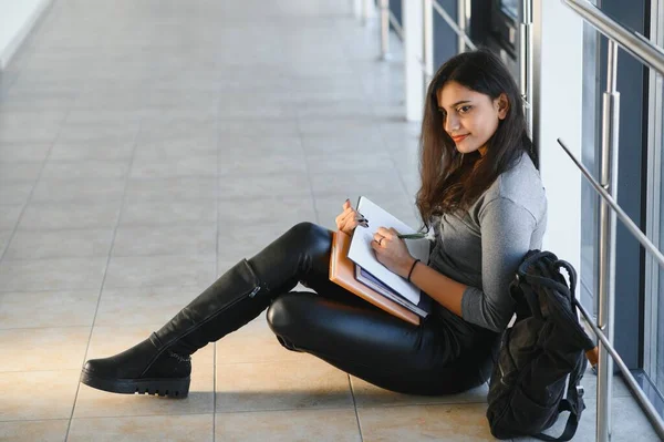 Chica Universitaria Bastante India Universidad — Foto de Stock