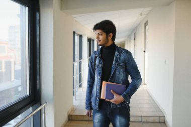 Üniversitedeki mutlu Hintli erkek öğrenci