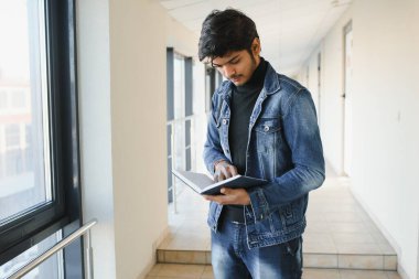 Üniversitedeki Hintli çocuk..