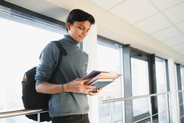 Yakışıklı ve genç Hintli erkek üniversite öğrencisi..