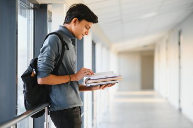 Üniversitedeki Hintli çocuk..