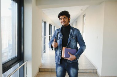 Üniversitedeki Hintli çocuk..