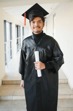 mezuniyet elbise başarılı Hint öğrenci portresi.