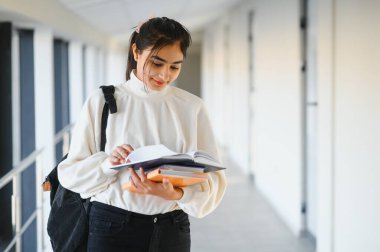 Güzel Hintli üniversite öğrencisi. Yüksek öğrenim kavramı.