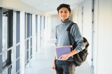 Üniversitedeki mutlu Hintli erkek öğrenci