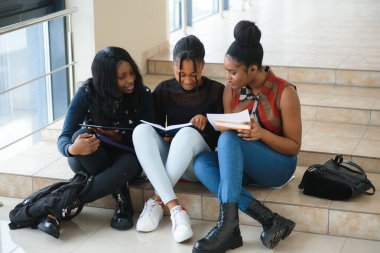 Bir grup neşeli Afro-Amerikan üniversite öğrencisi.