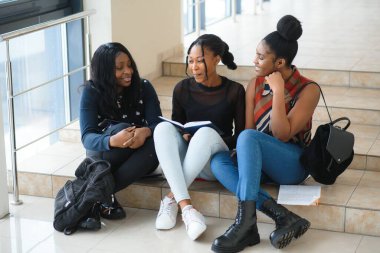 Bir grup neşeli Afro-Amerikan üniversite öğrencisi.