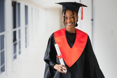 güzel genç afro Amerikan lisansüstü holding diploma