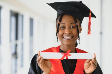 güzel genç afro Amerikan lisansüstü holding diploma