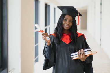 güzel genç afro Amerikan lisansüstü holding diploma