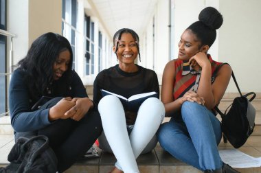 Kampüsteki bir grup çekici Afro-Amerikan üniversite öğrencisi