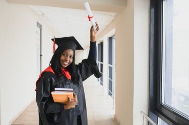 güzel genç afro Amerikan lisansüstü holding diploma