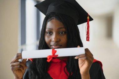 Mezuniyet sertifikası olan güzel Afrikalı kız öğrenci.