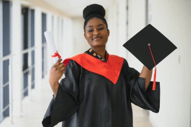 Mezuniyet sertifikası olan güzel Afrikalı kız öğrenci.