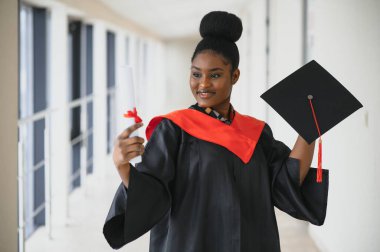 güzel genç afro Amerikan lisansüstü holding diploma