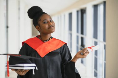 Mezuniyet sertifikası olan güzel Afrikalı kız öğrenci.