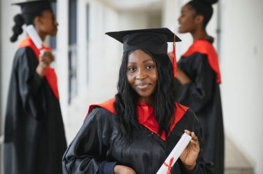 Diploma taşıyan çok ırklı mezunların portresi